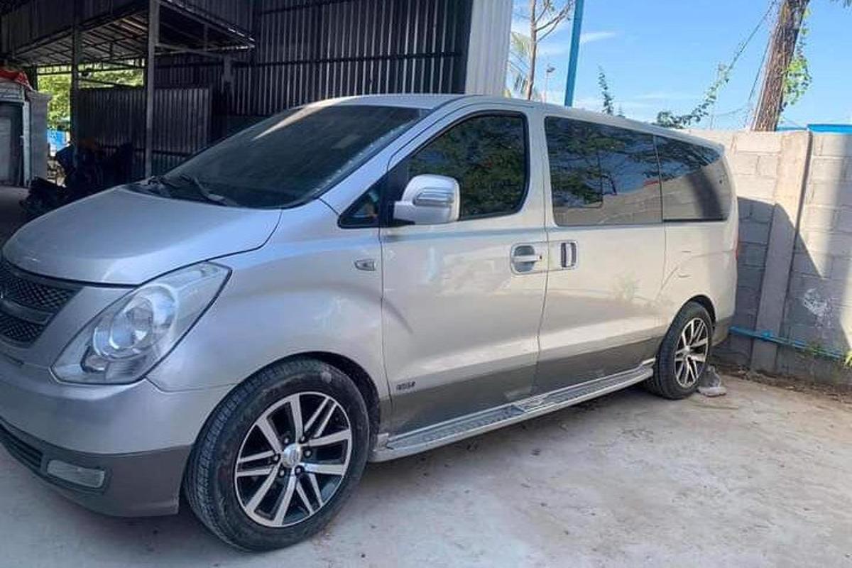 stříbrný minivan zaparkovaný před budovou