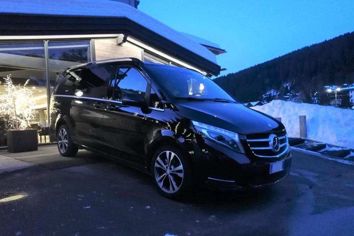 černé auto zaparkované před budovou