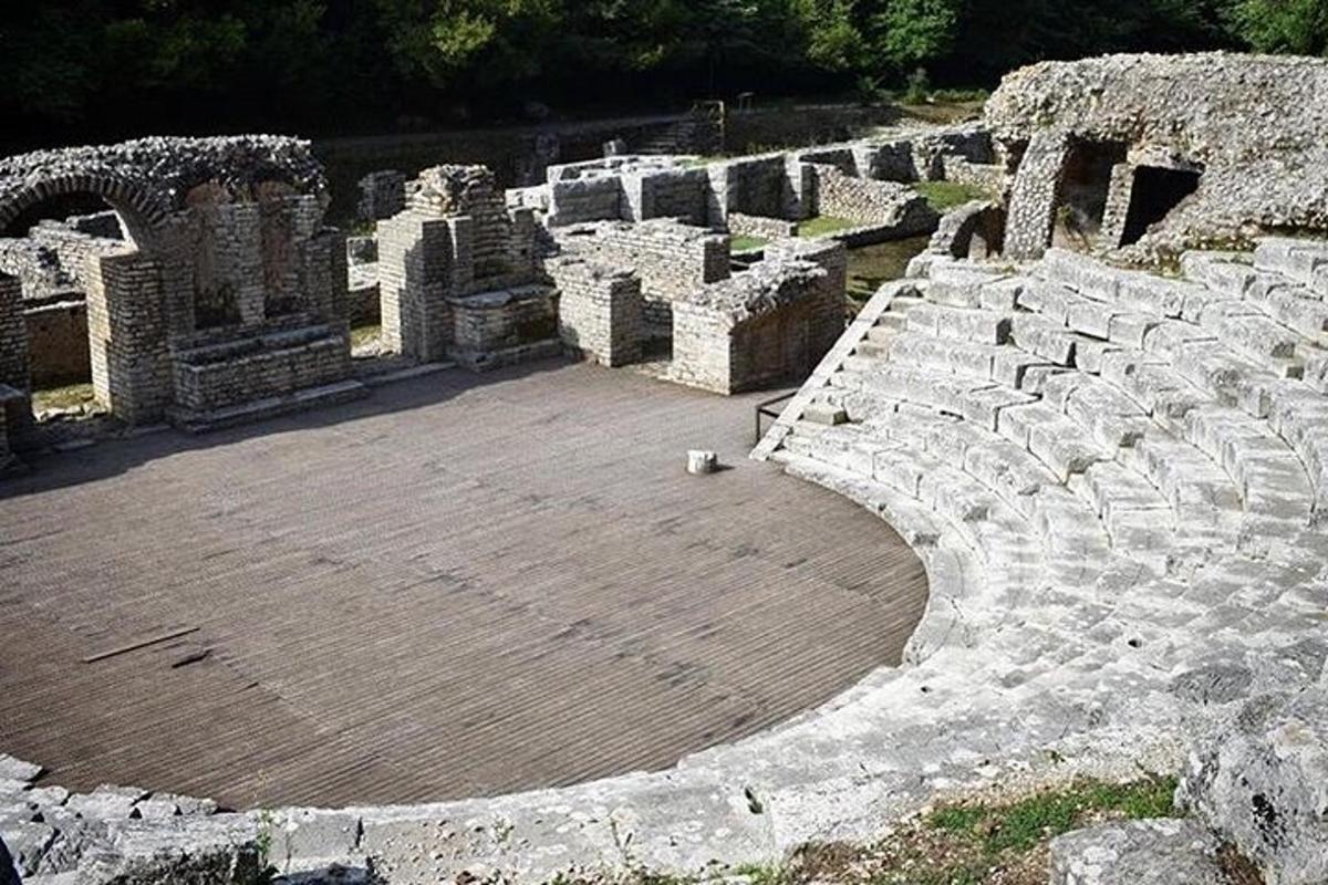 ένα μεγάλο αμφιθέατρο με ξύλινο δάπεδο και πέτρες