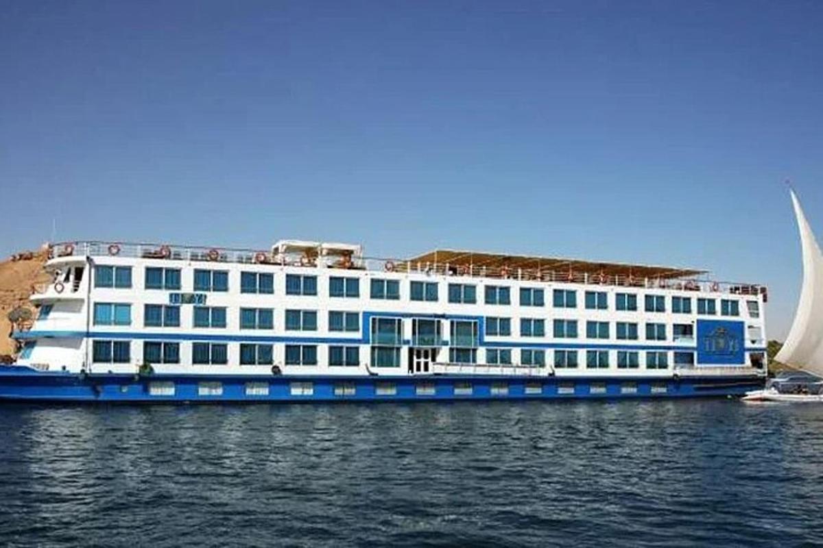una grande barca blu e bianca sull'acqua