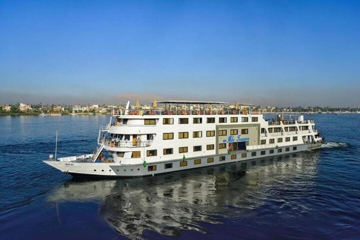 Un gran crucero blanco en el agua