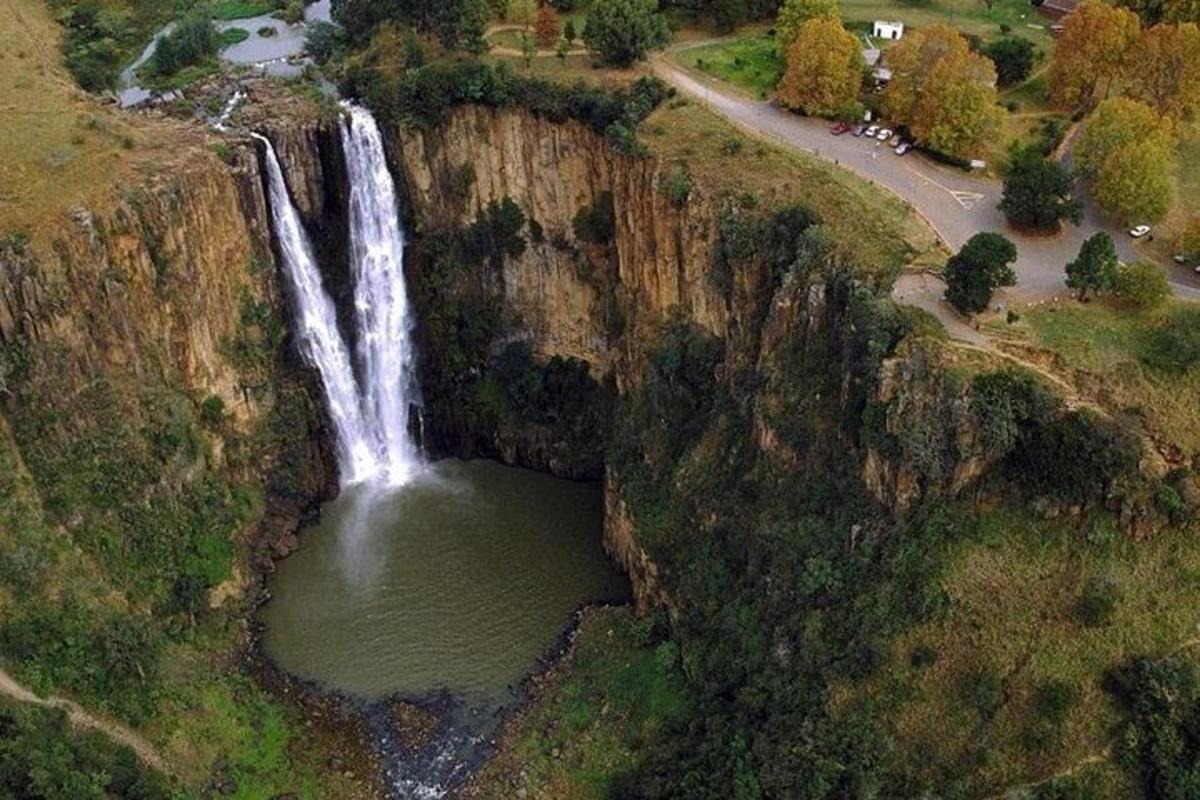 vista aèria d'una cascada en un penya-segat