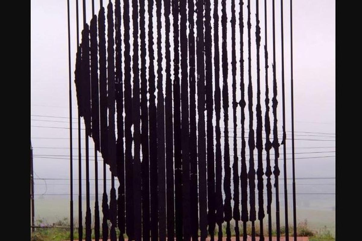 una tanca negra amb l'ombra d'una persona darrere