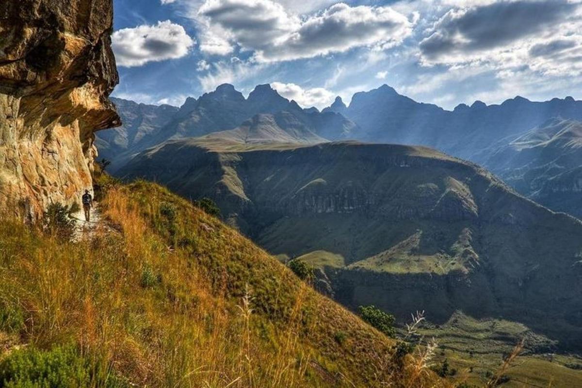 una persona que està dreta al cim d'una muntanya