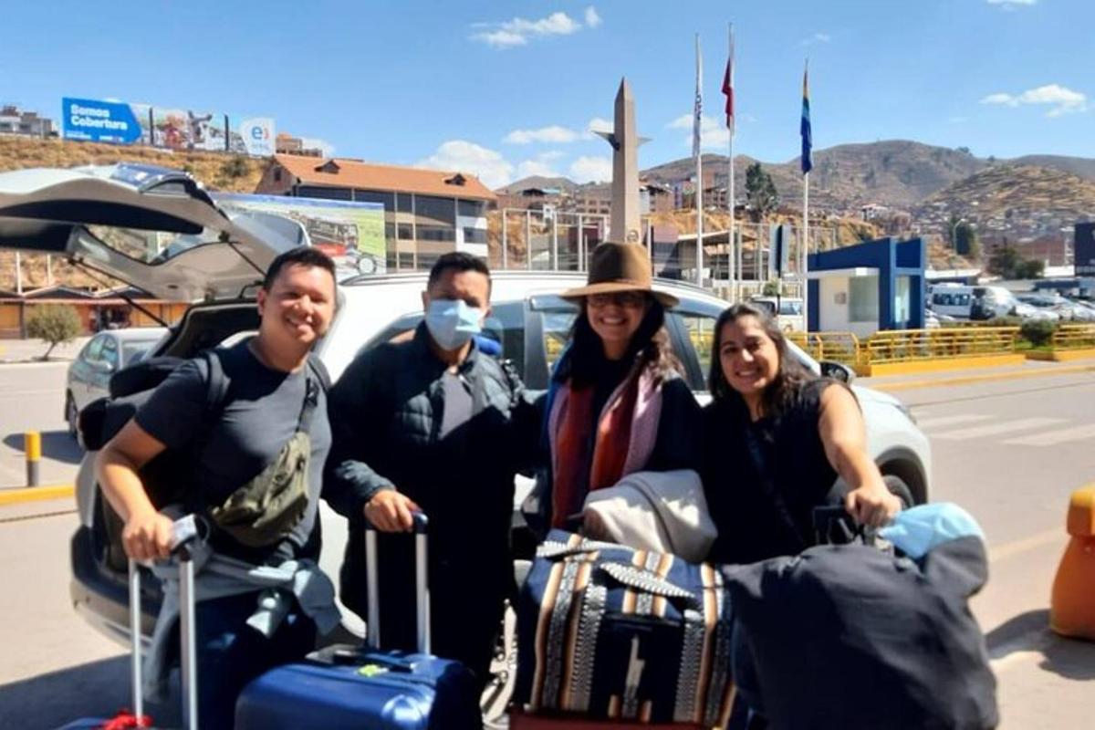 Un grupo de personas posando para una foto con su equipaje.
