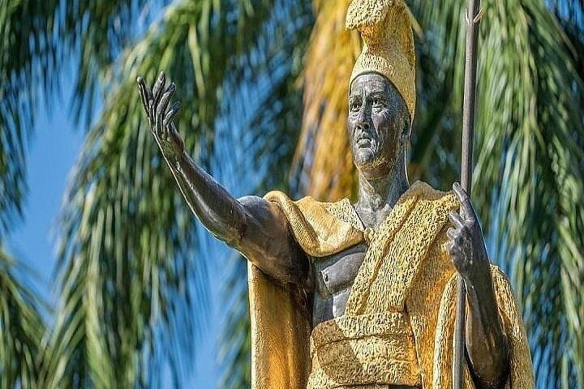 uma estátua de um homem segurando um guarda-chuva