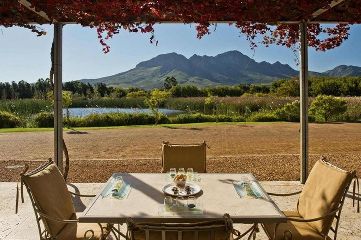 uma mesa e cadeiras com vista para as montanhas