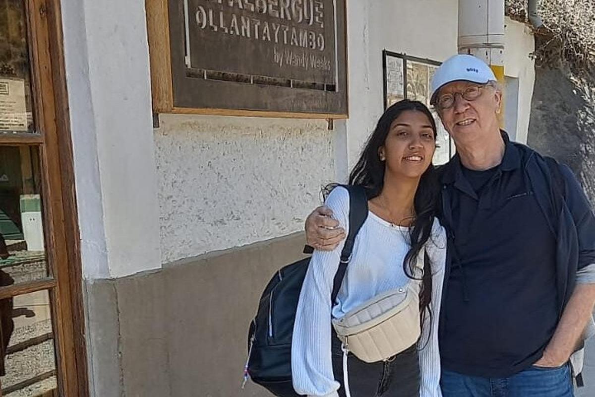 ένας άνδρας και μια γυναίκα που στέκονται μπροστά σε ένα κτίριο