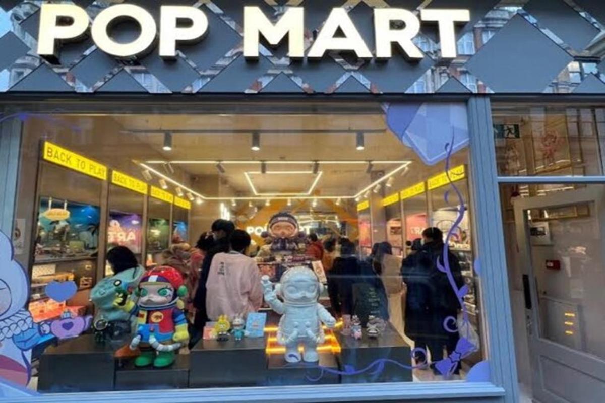 vitrina unui magazin pop mart