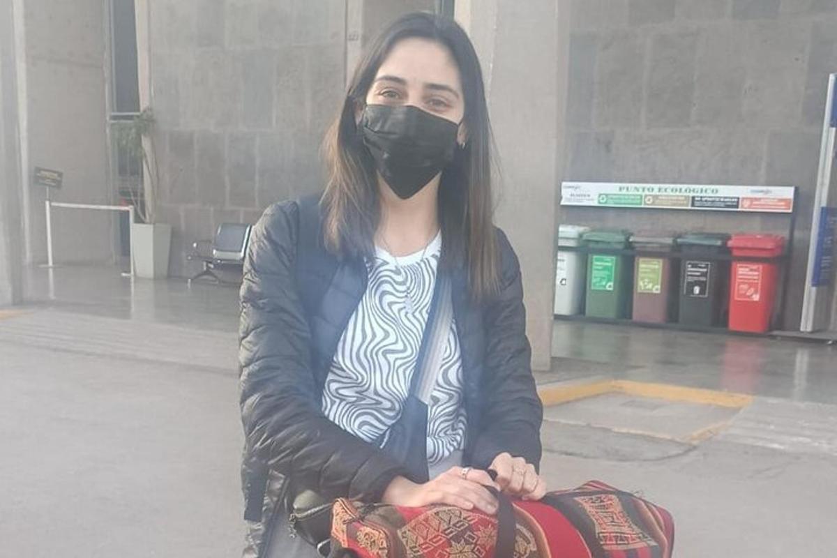 žena s plynovou maskou sedící na podlaze