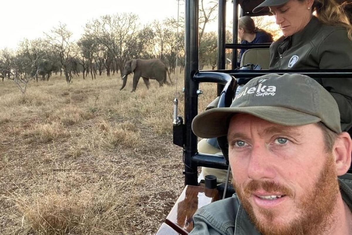 muž v klobouku sedící na safari
