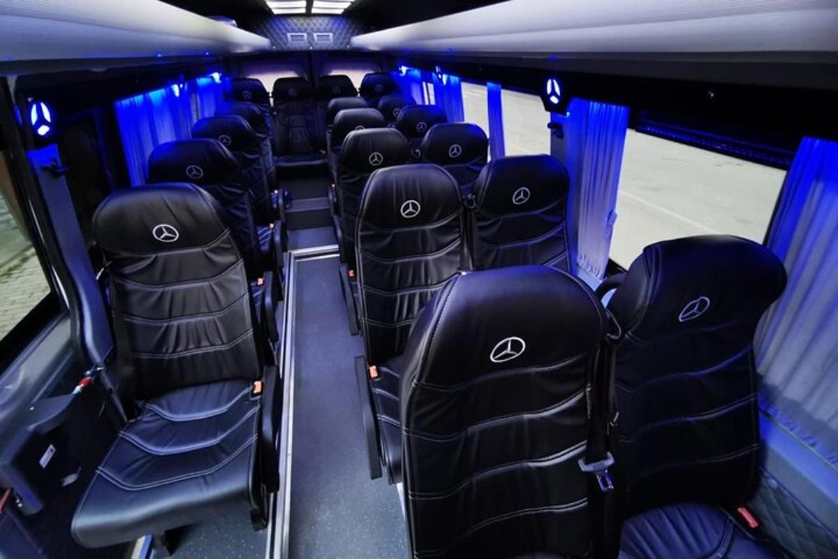 una fila di sedili in un autobus vuoto