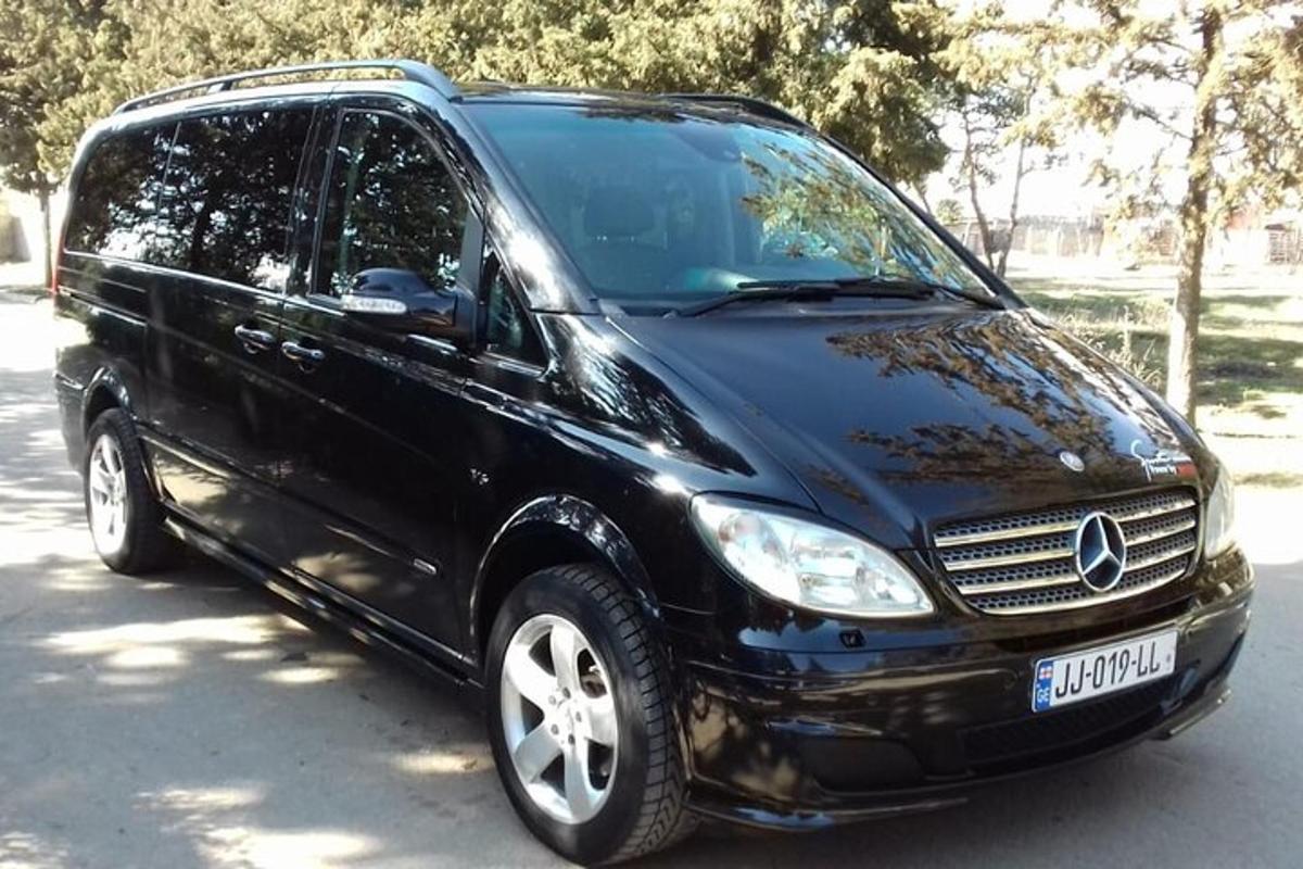 Na ulici parkuje černá dodávka