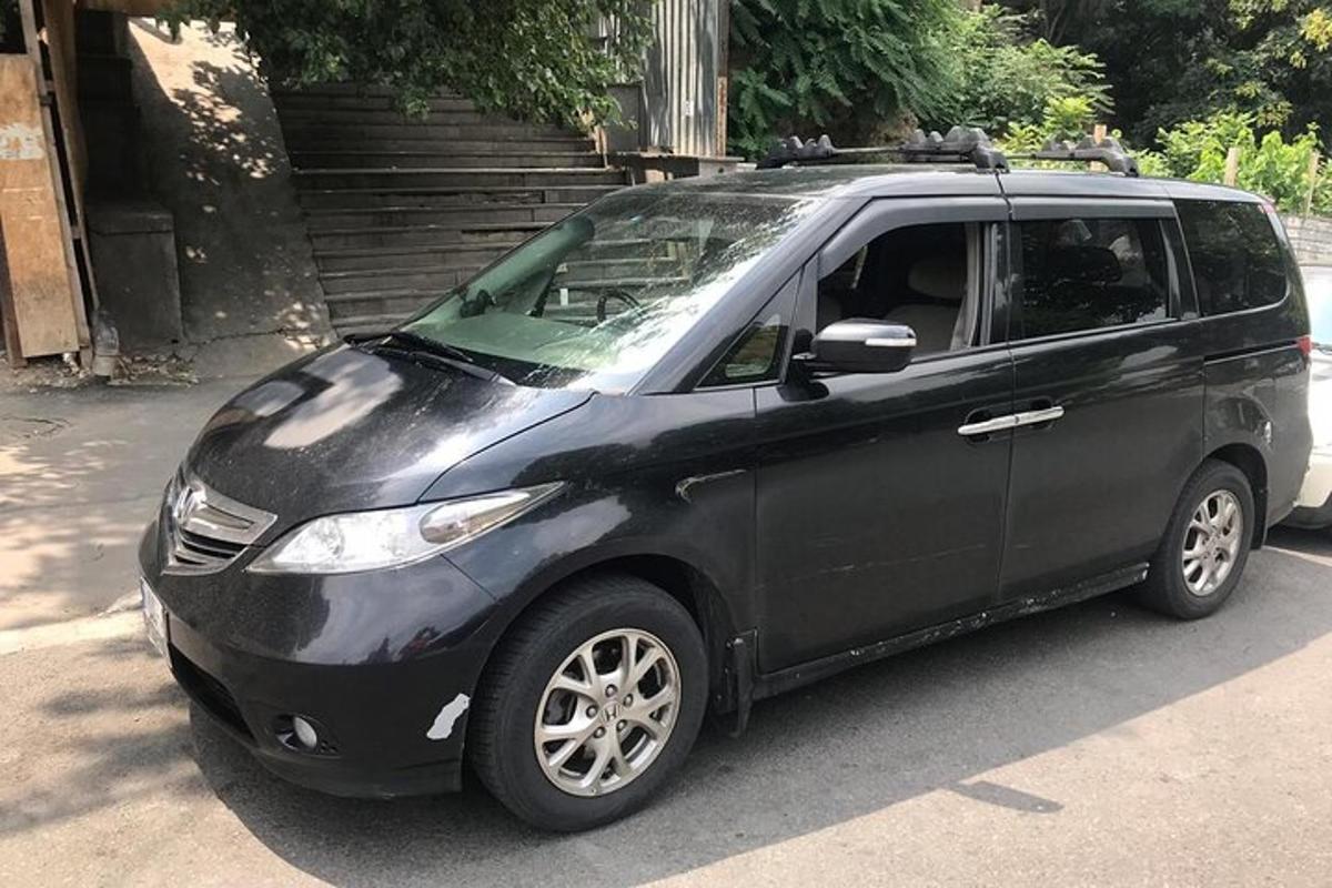 malé černé auto zaparkované na parkovišti