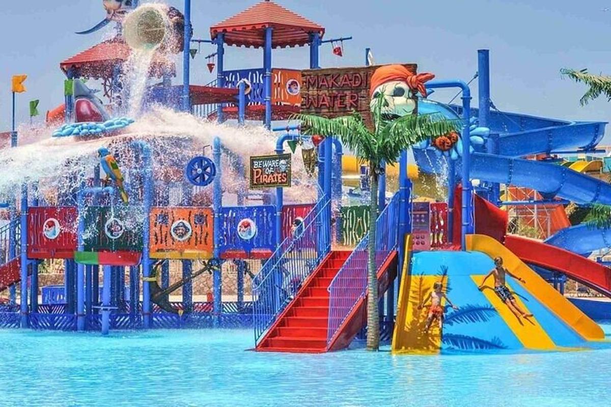 vodní park s tobogánem ve vodě