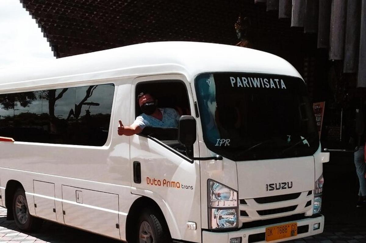 egy férfi ül egy fehér busz elején