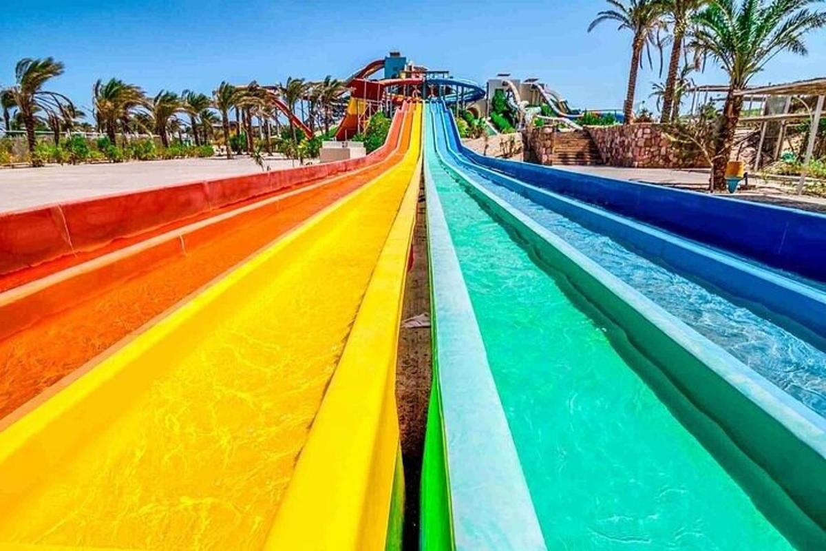 isang rainbow water slide sa isang water park