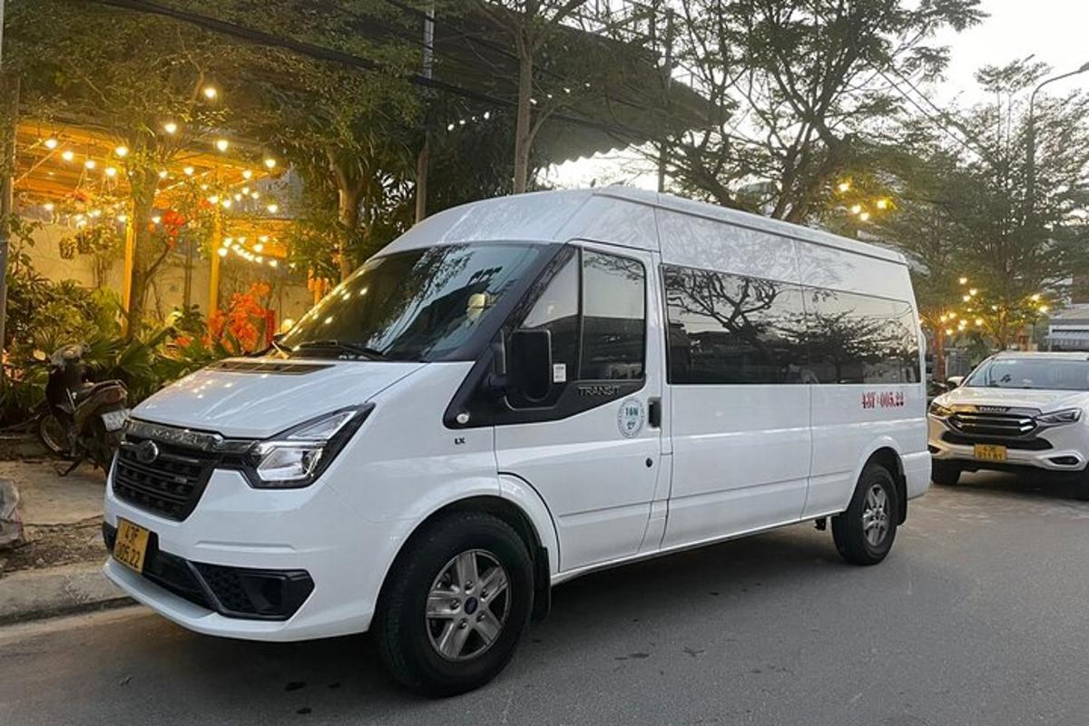 bel kombi parkiran ob strani ulice
