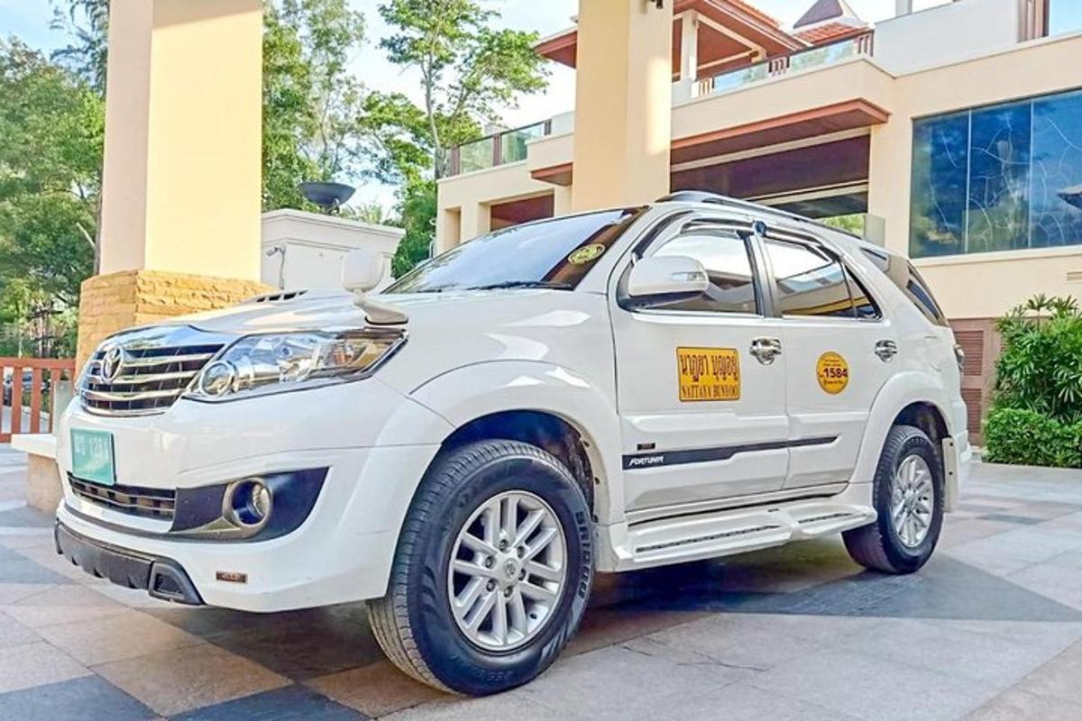 un SUV bianco parcheggiato davanti a una casa