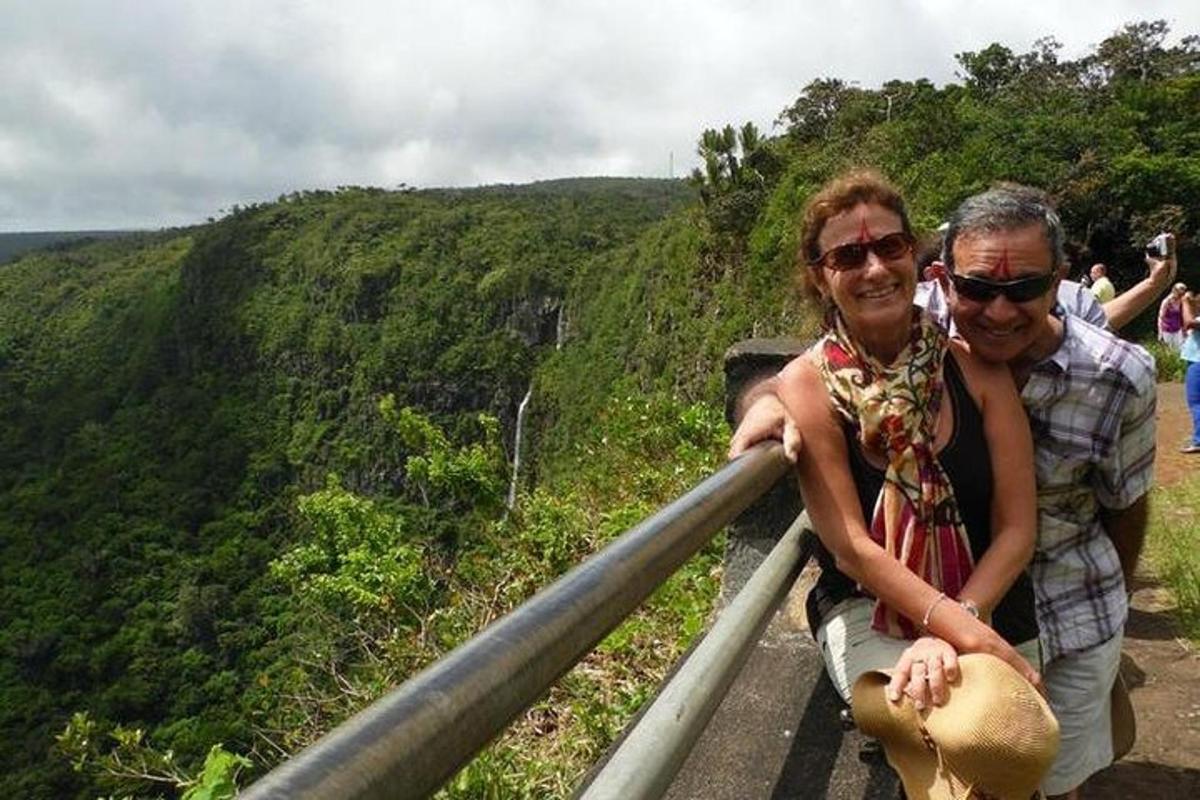 Un hombre y una mujer posando para una foto en una montaña
