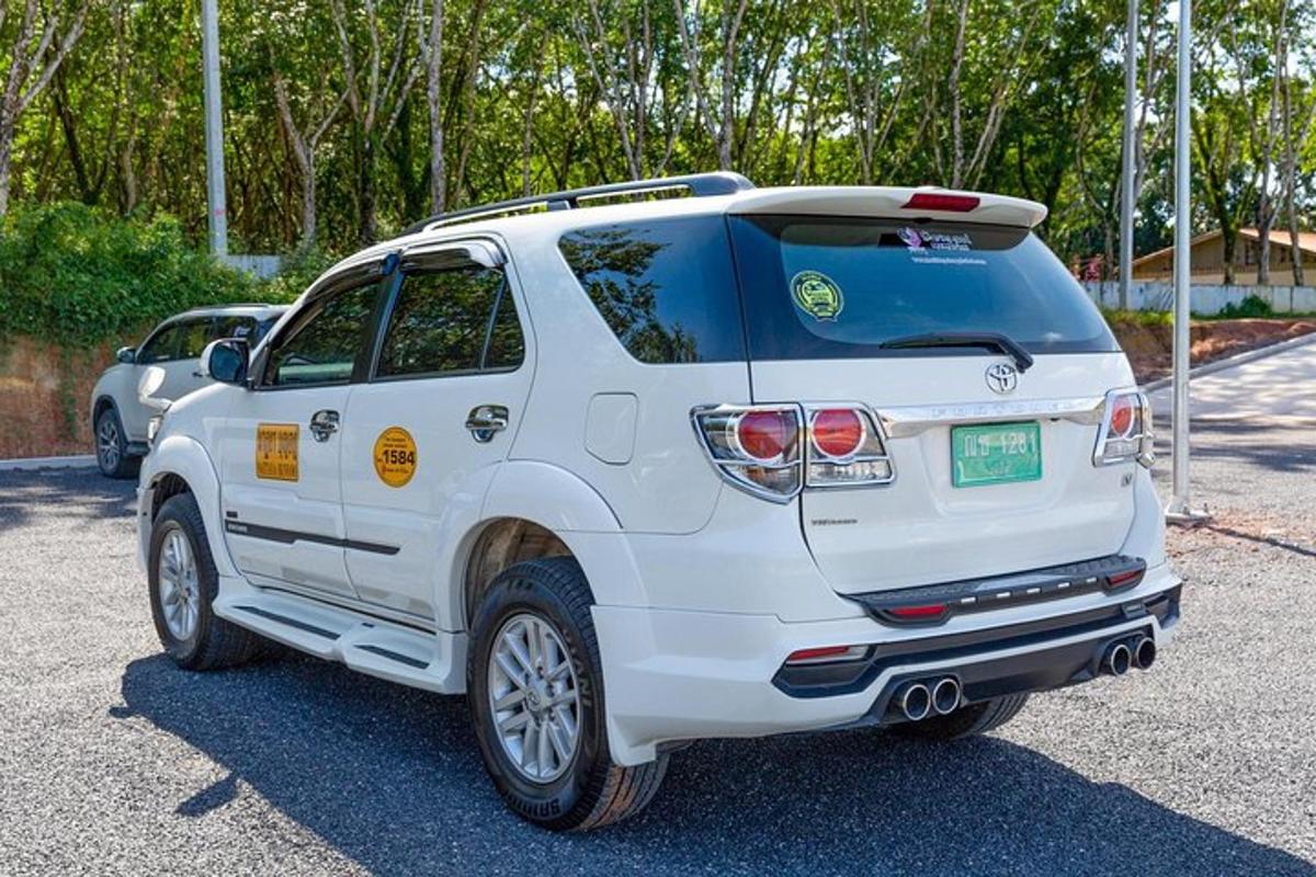 un SUV bianco parcheggiato in un parcheggio