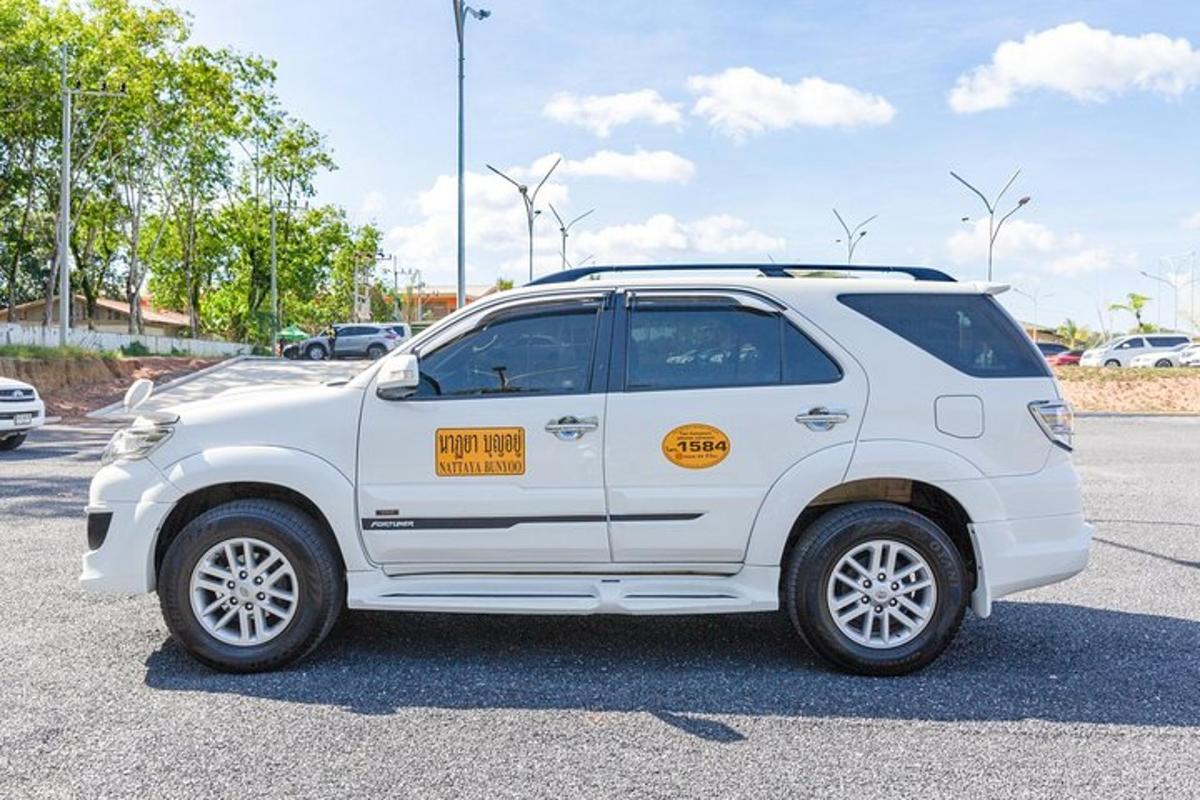 un'auto bianca parcheggiata in un parcheggio