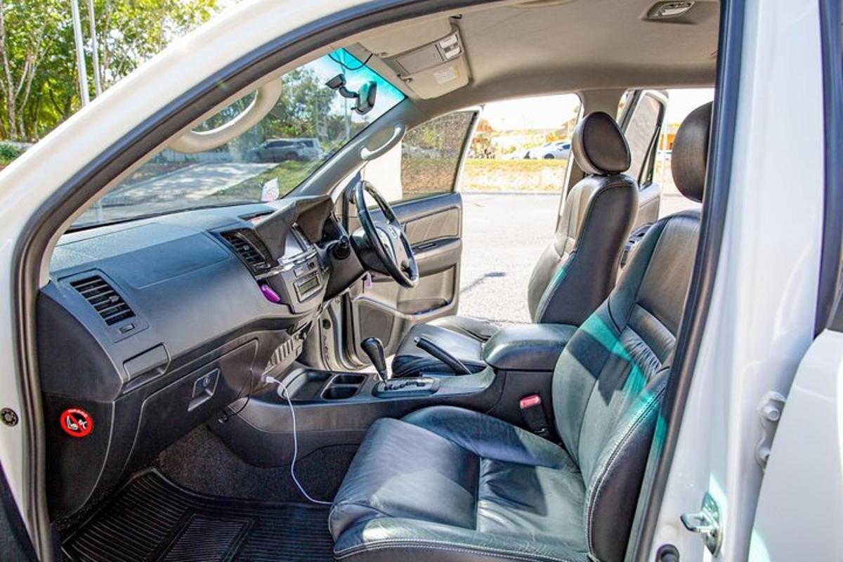 un'auto con la portiera aperta e il sedile posteriore