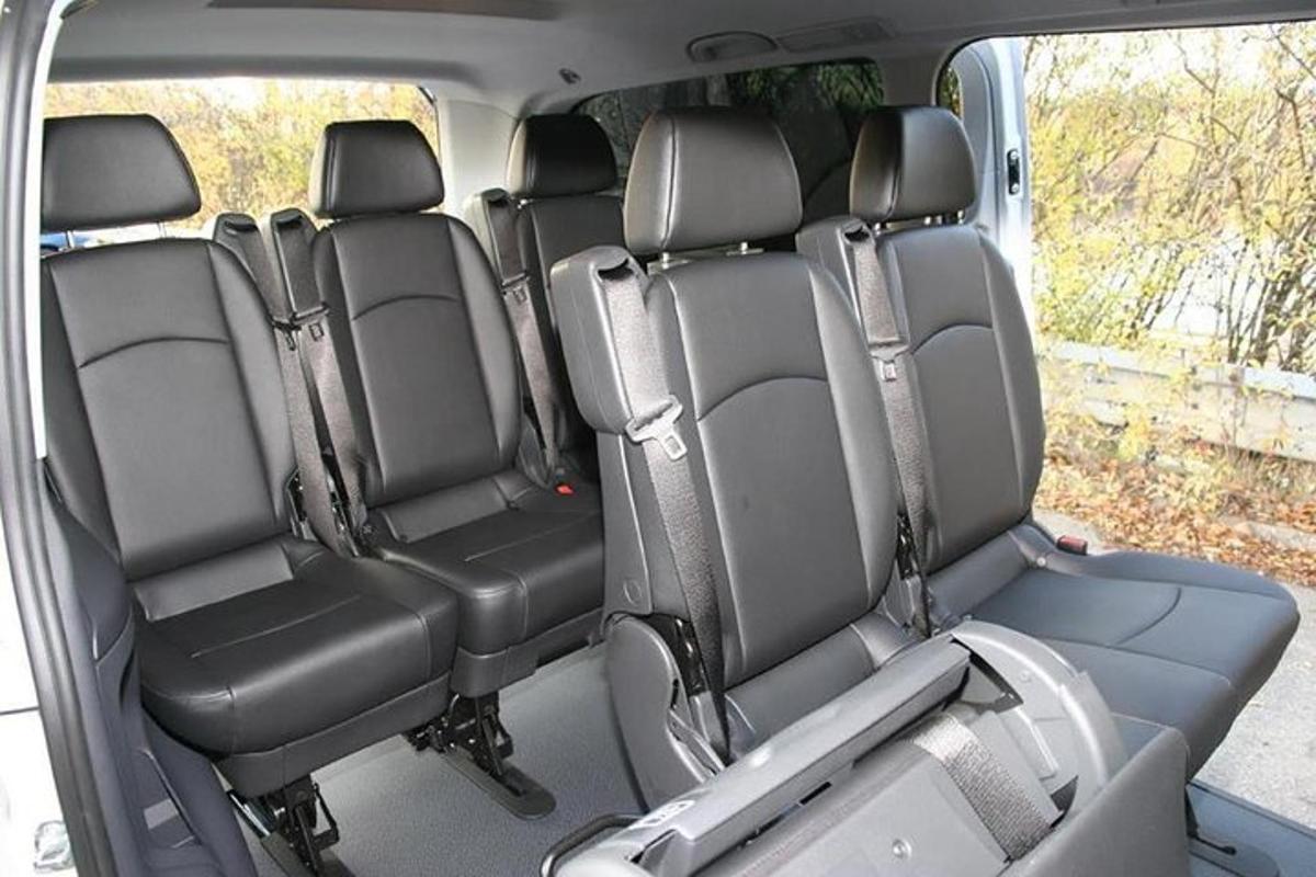 auto avatud tagaiste tühjade istmetega