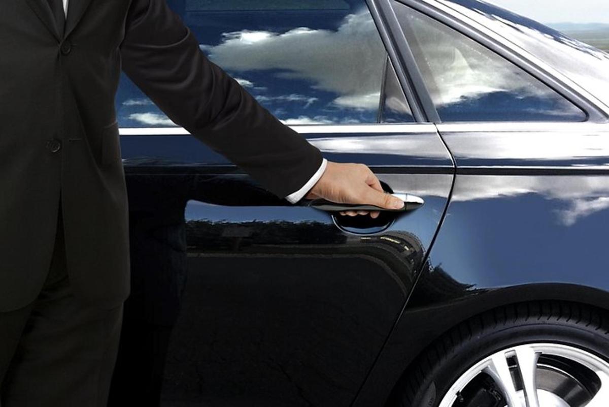 ülikonnas mees avab auto ust