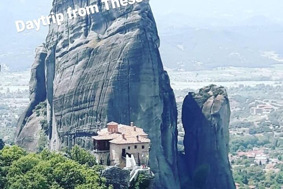 ένα σπίτι στην πλαγιά ενός βουνού