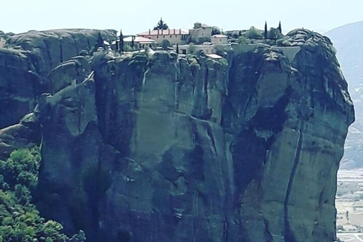 kastali ofan á klettafjalli