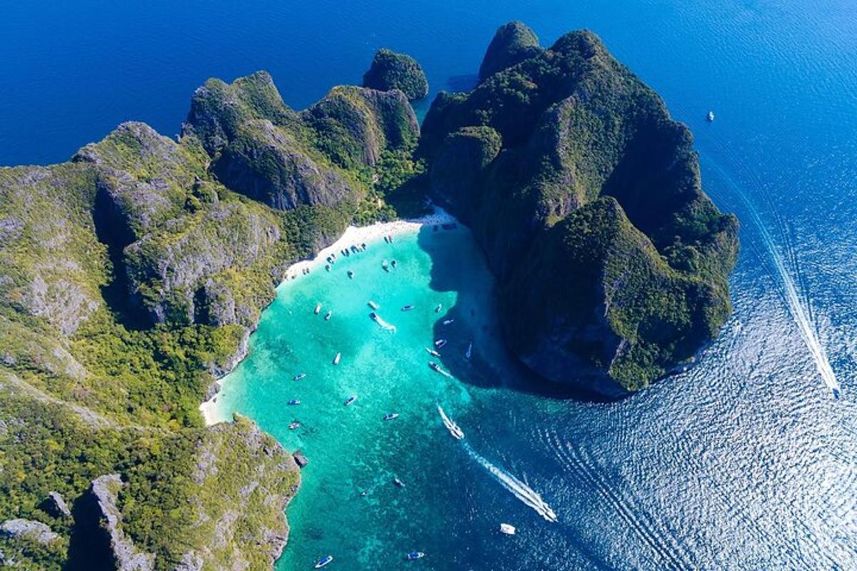 una vista aerea di una spiaggia con acqua blu