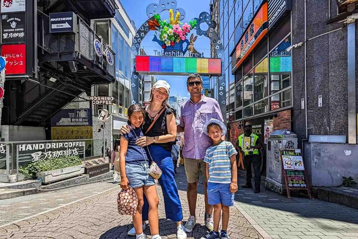 породица позира за фотографију на улици