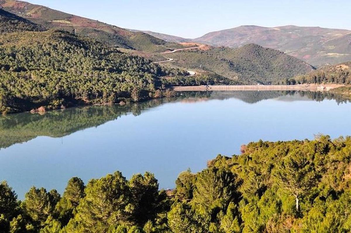 pohled na jezero s vlakem přejíždějícím most