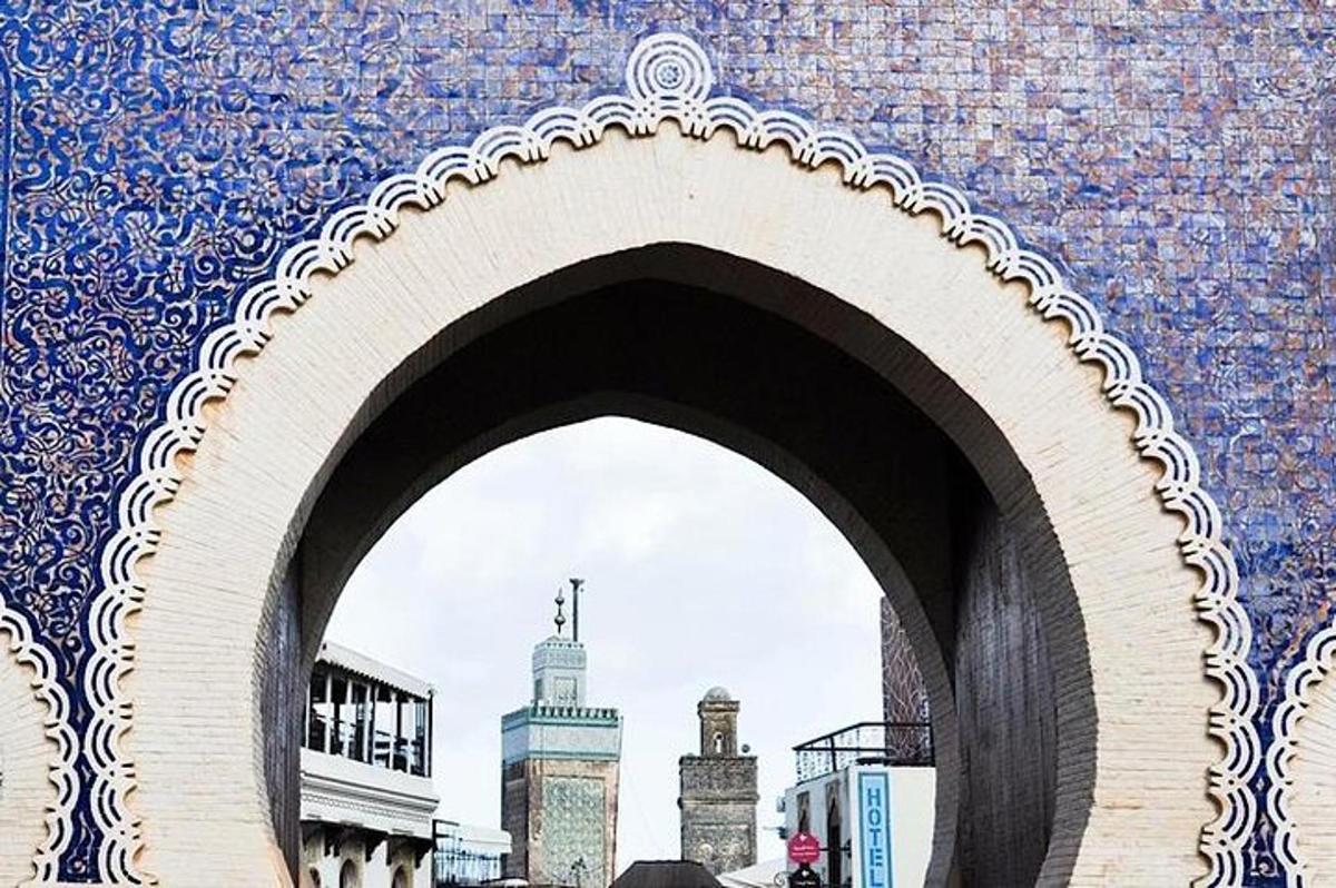 um arco em um edifício com um azul e branco
