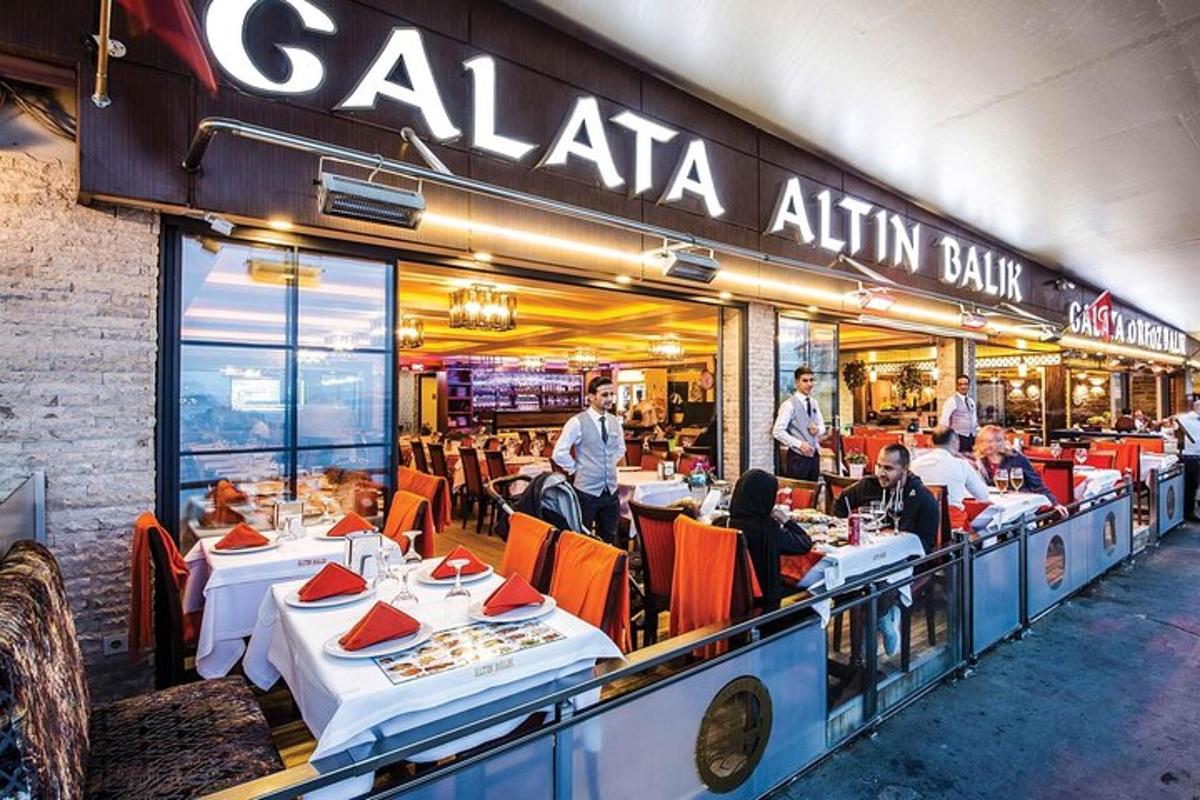 restaurace s lidmi sedícími u stolů před ní