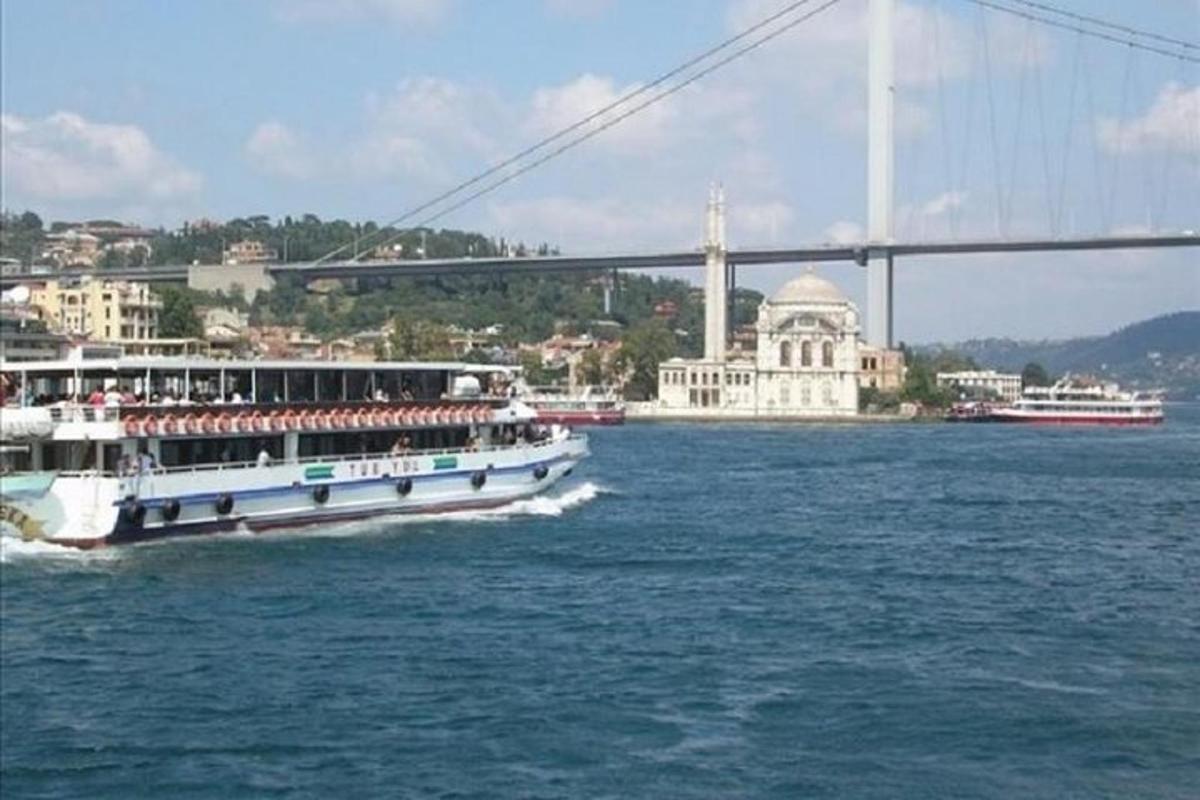 μια βάρκα στο νερό δίπλα σε μια γέφυρα