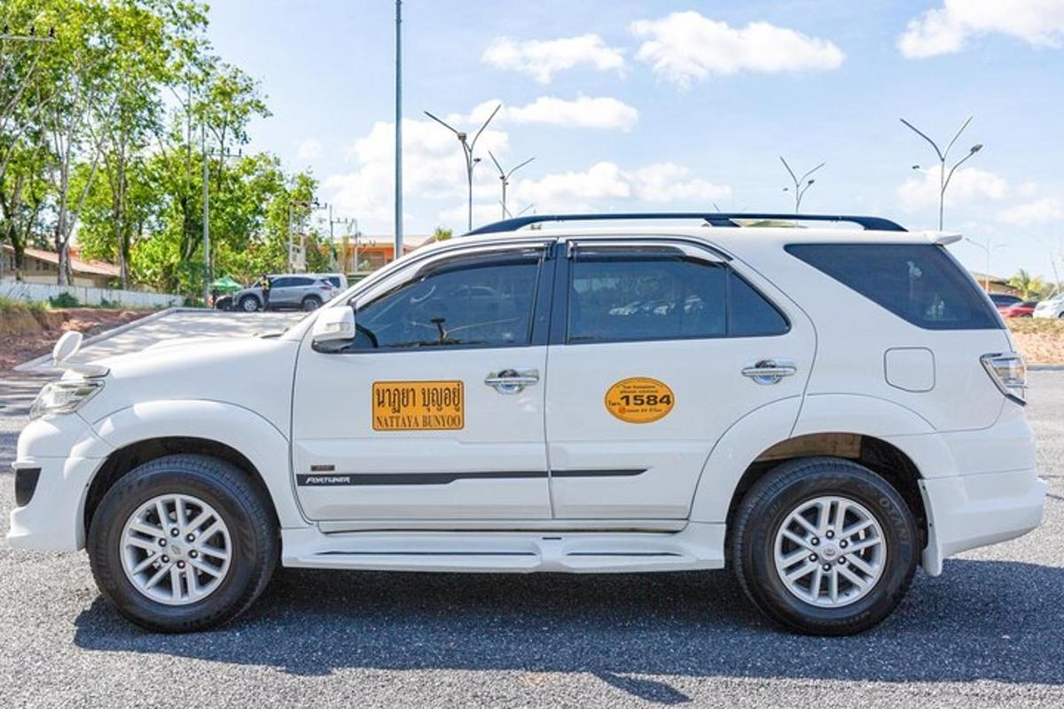 bílé auto zaparkované na parkovišti