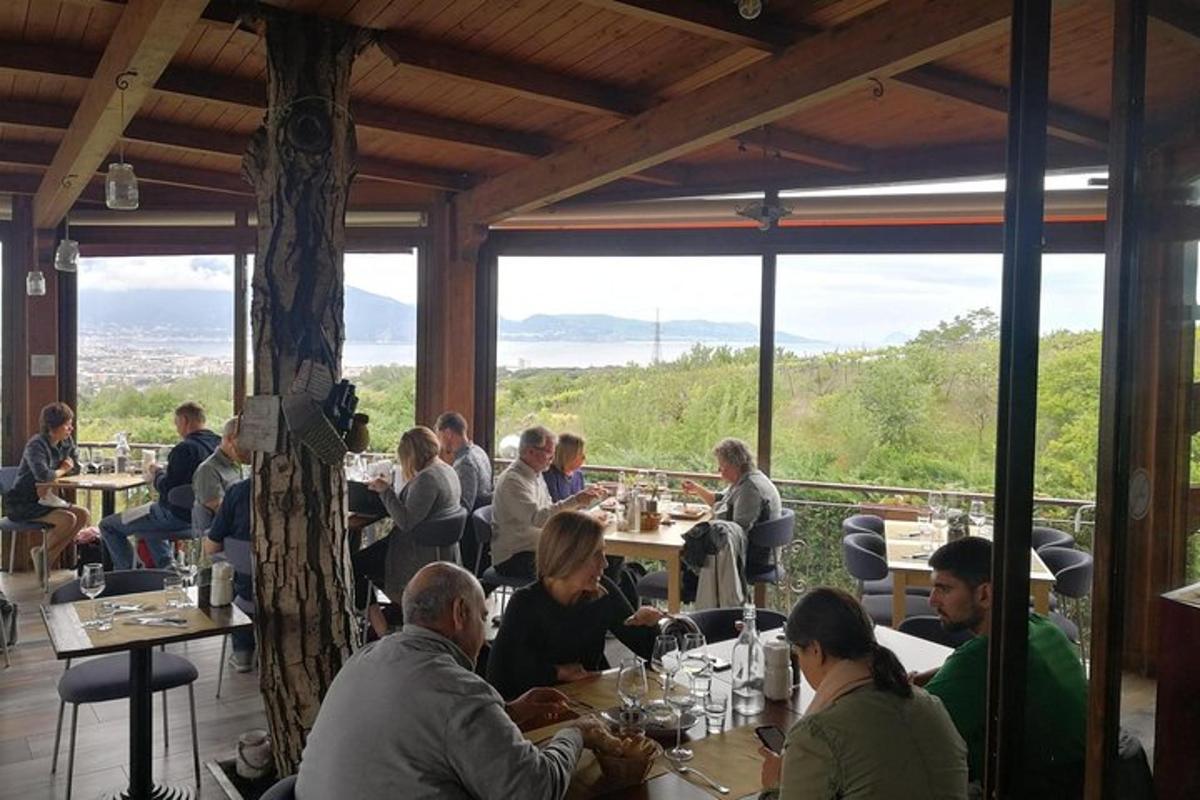 grupp inimesi, kes istuvad restoranis laudade taga