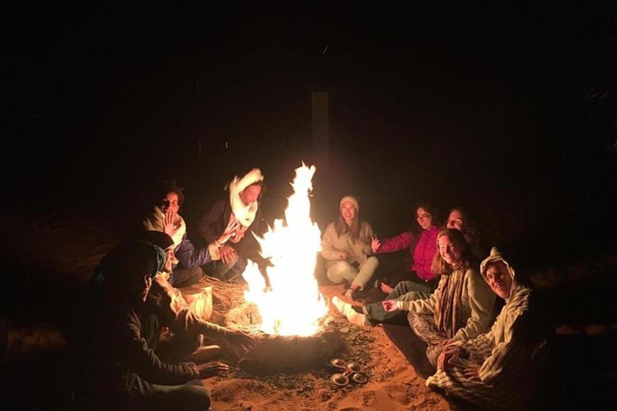 un grup de persones assegudes al voltant d'un foc