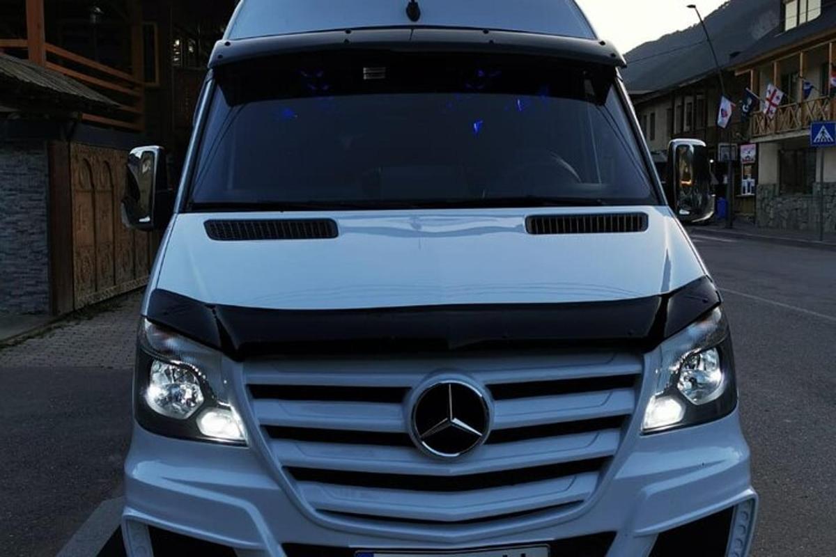 Na ulici je zaparkované nákladné auto Mercedes-Benz