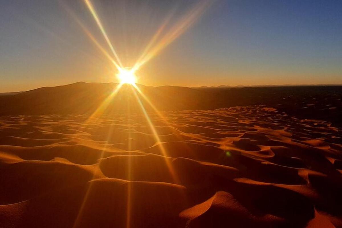 una posta de sol al desert amb la posta de sol
