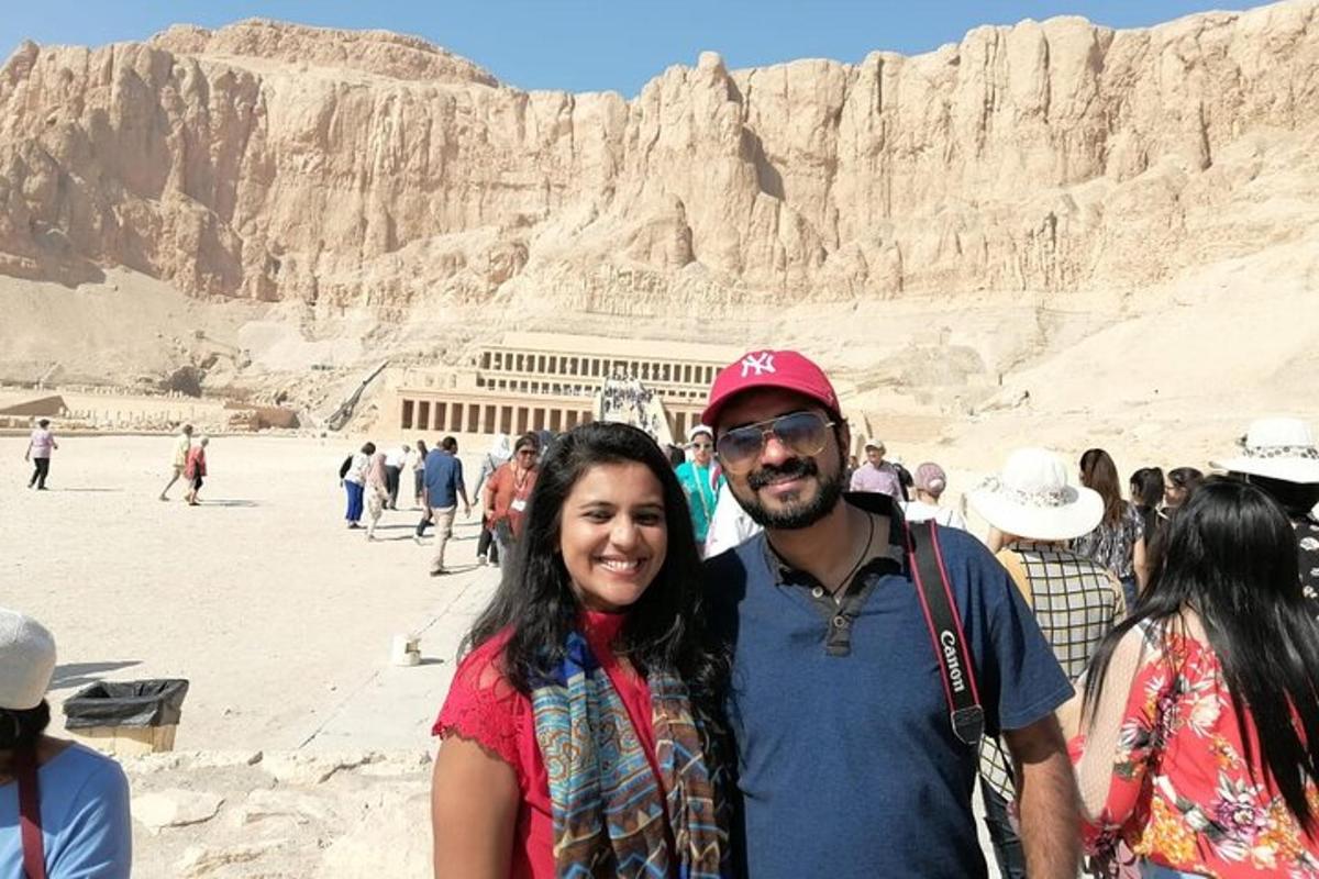 Un hombre y una mujer de pie frente a una montaña