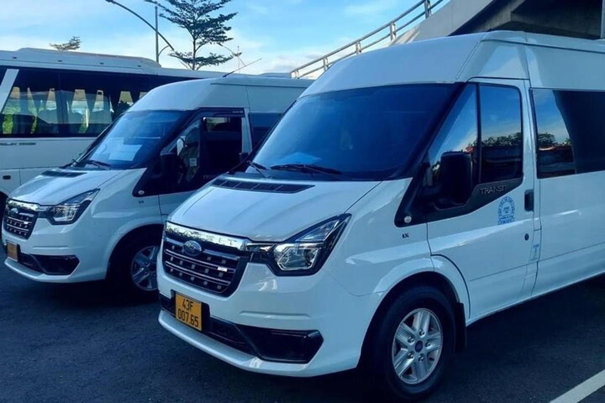 tre furgoni bianchi parcheggiati in un parcheggio