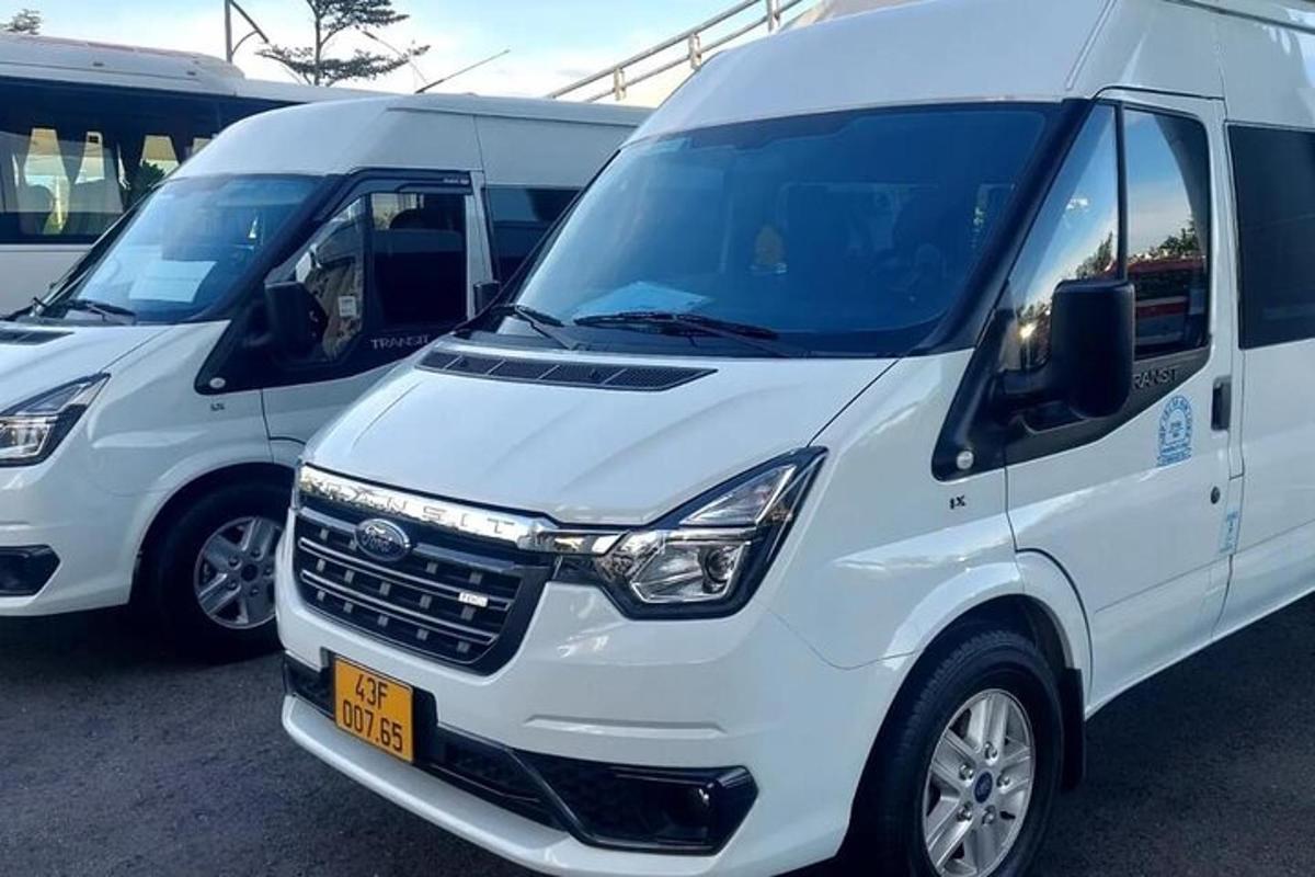 tre furgoni bianchi parcheggiati in un parcheggio