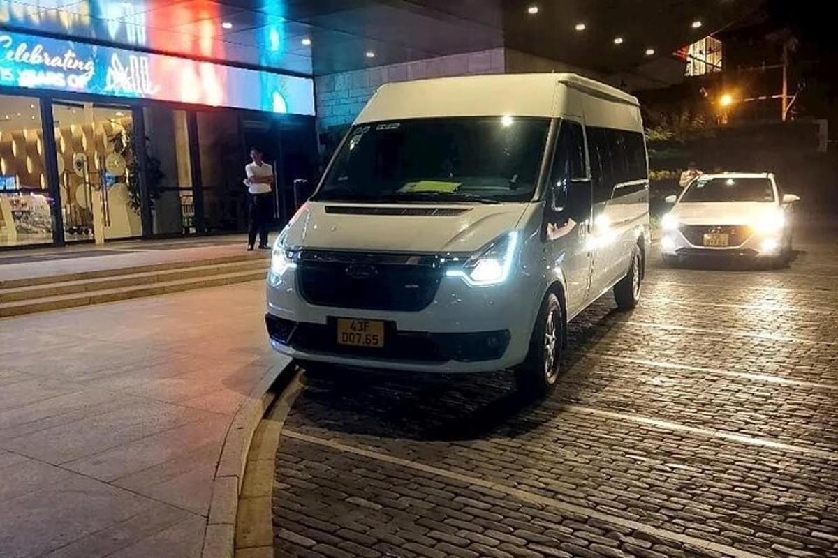 un furgone bianco parcheggiato su una strada di notte