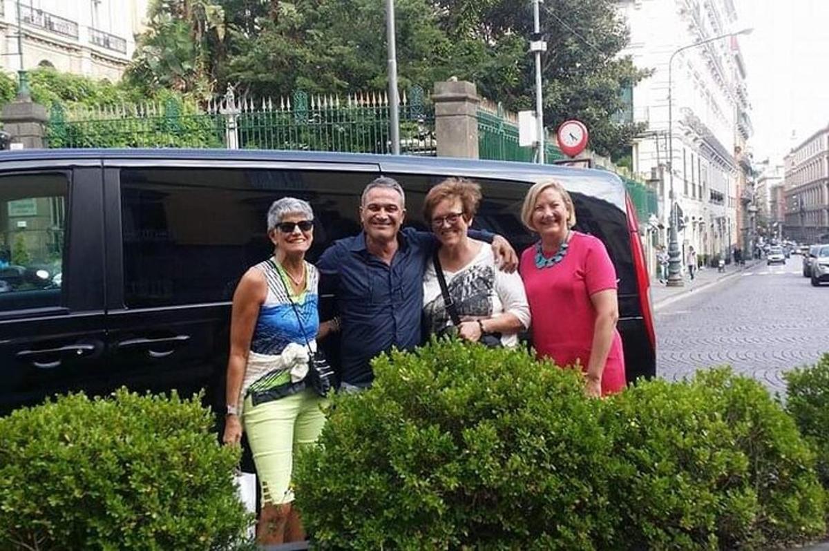 un gruppo di persone in piedi davanti a un furgone
