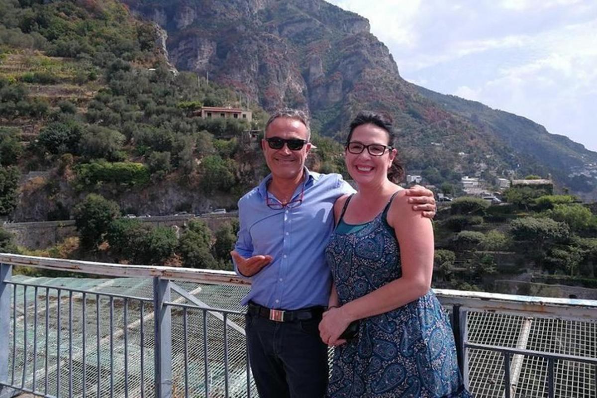 un uomo e una donna in piedi davanti a una montagna