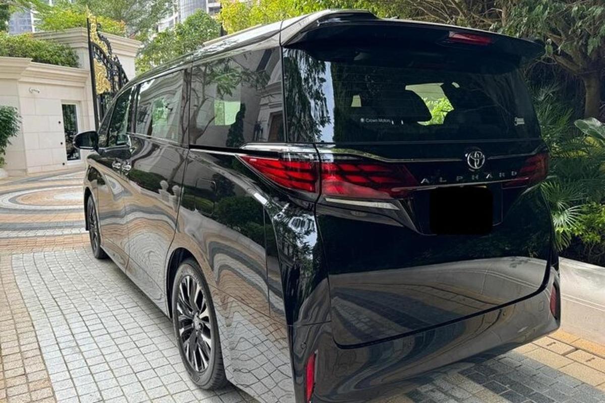 um carro com o porta-malas aberto na rua