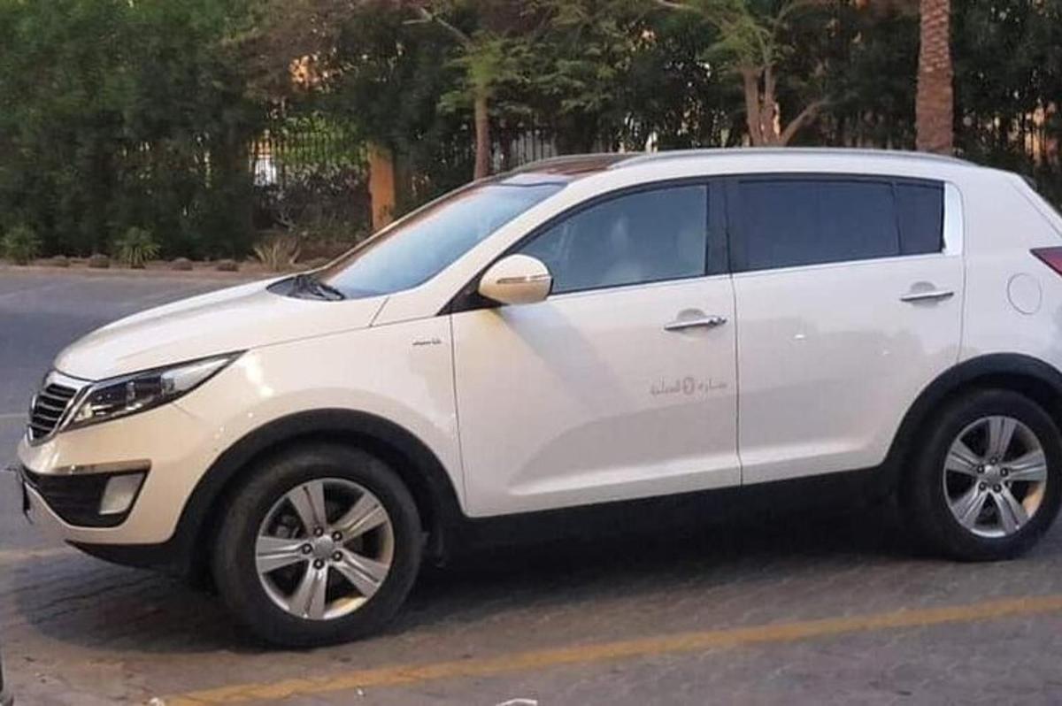 một chiếc xe suv màu trắng đỗ trong bãi đậu xe